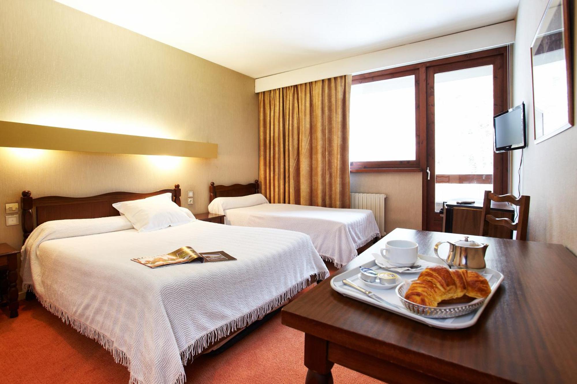 Hotel De Paris Bagnères-de-Luchon Rom bilde